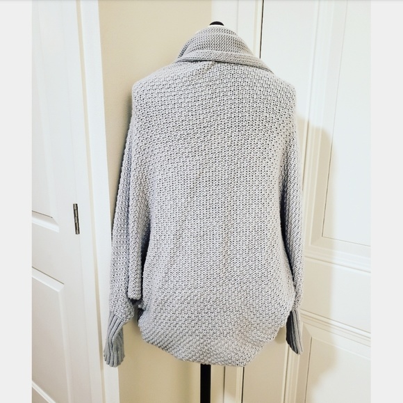 Univeral Thread Reversible Shawl/Cardigan - Picture 5 of 6